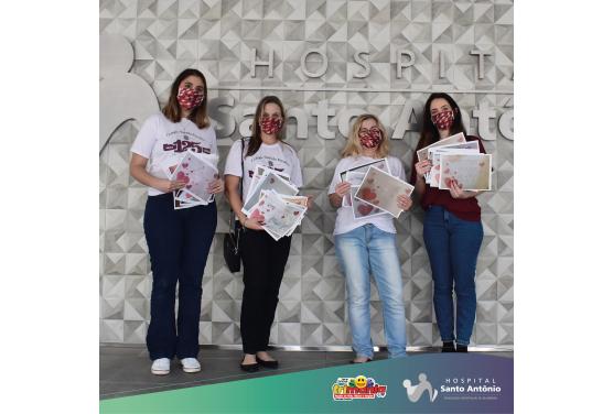 Crianças desenham para os heróis e heroínas do Hospital Santo Antônio
