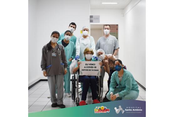 Após 74 dias internada por Covid-19, paciente ganha alta do Hospital Santo Antônio.
