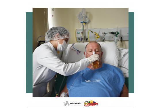 Paciente toma cerveja, após ganhar alta da UTI  Covid no Hospital Santo Antônio