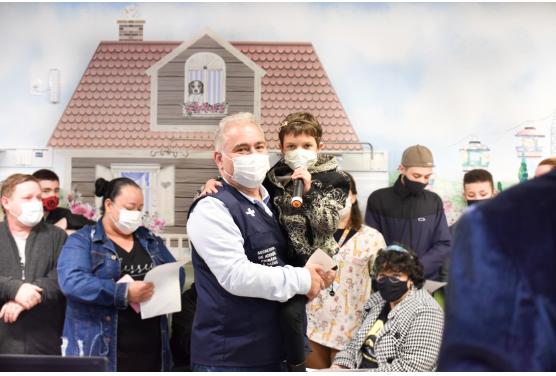 Ministro da Saúde, Marcelo Queiroga é recepcionado pelas crianças da Oncologia Pediátrica em visita ao Hospital Santo Antônio.