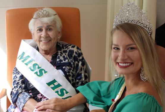 HSA recebe visita de Miss Universo Blumenau em ação do Dia Internacional da Mulher
