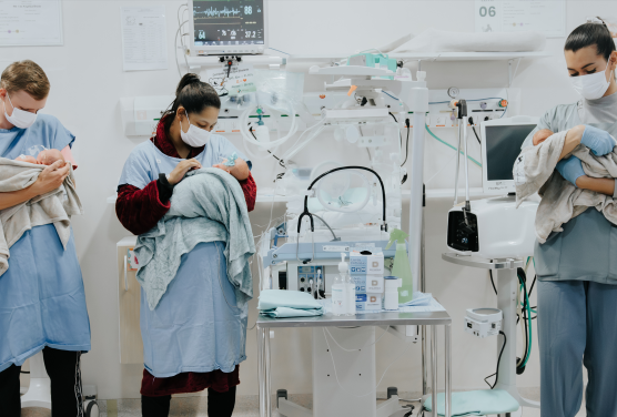 Ensaio fotográfico celebra os primeiros momentos dos trigêmeos no Hospital Santo Antônio