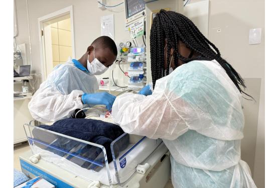 Menino de 12 anos realiza pedido de aniversário ao visitar o irmão recém-nascido na UTI