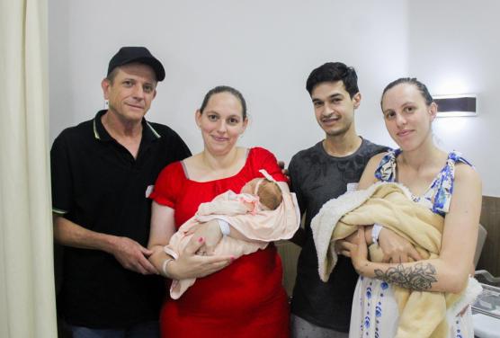 Irmãs dão à luz no mesmo dia e no mesmo hospital em que nasceram em Blumenau