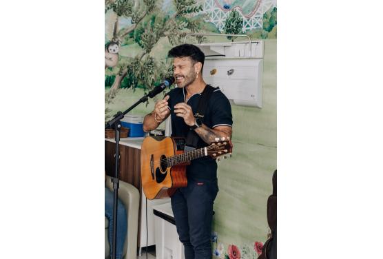 Cantor Marcos, da dupla Marcos & Belutti, visita Hospital Santo Antônio 