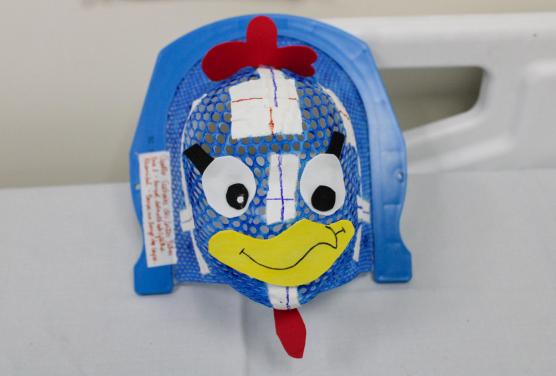 Máscara da Galinha Pintadinha ajuda criança em sessões de radioterapia no Hospital Santo Antônio